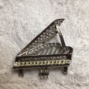 Piano brooch
